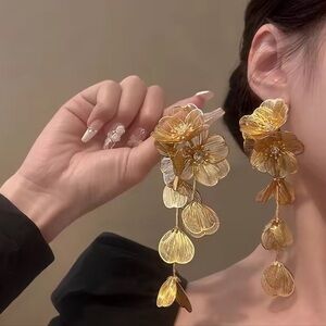 ZARA CASCADING GOLD KATE MIDDLETON FLORAL EARRINGS FLOWER GOLD BAFTAS